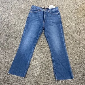 Cropped flare high rise jeans!
Never worn!